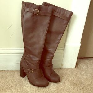 Heeled brown boots with sexy zipper back